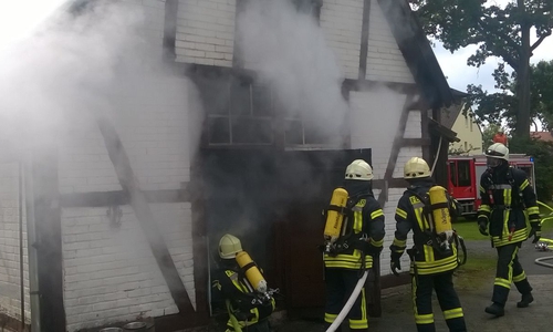 Das Feuer war schnell gelöscht, es wurde jedoch mit Wärmebildkameras nach Brandnestern nachgesucht. Fotos: Wilke/Kreisfeuerwehrpressestelle