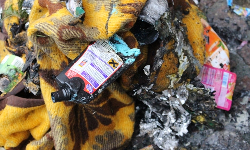 Von dem abgebrannten Müllsack war später nicht mehr viel zu sehen.
Foto: Nick Wenkel