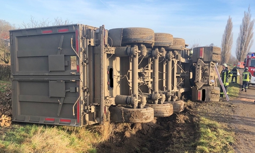 Durch den Unfall wurde der Hydrauliktank des Fahrzeuges beschädigt. Foto: Presseteam FF SG Oderwald/Felix Kunze 