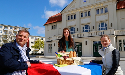 Mit den Gästen aus Sèvres soll auch das derzeit eingerichtete Festivalcafé vor dem Lessingtheater besucht werden. Dies sieht das vom Stephan Fabriczek, Melanie Frohme und Caroline Wollenberger organisierte Programm vor. Foto: Stadt Wolfenbüttel