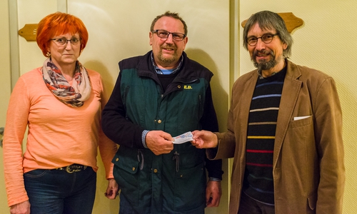 Ute Baars  und Diethelm Krause-Hotopp (Freundeskreis Freibad am Elm) überreichen Erhardt Baasner (Mitte) eine Jahreskarte für das Freibad am Elm, Foto: Marcus Kordilla
