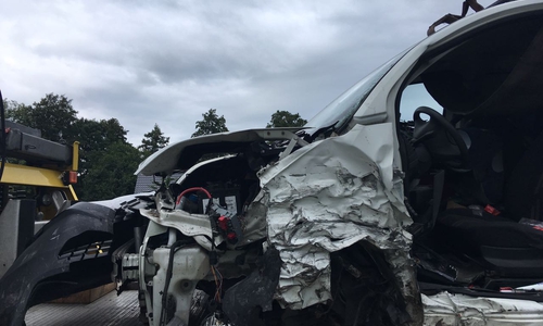Der Fahrer dieses Firmenwagens musste aus seinem Fahrzeug freigeschnitten werden. Fotos: aktuell24(KR)