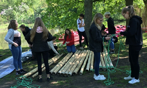 Beim Floßbau mussten die Schüler zusammen arbeiten. Foto: IGS Lengede