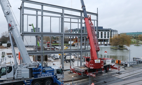 Die neue Veranstaltungshalle entsteht aktuell am Nordufer des Hafenbeckens. Fotos: Matthias Leitzke 