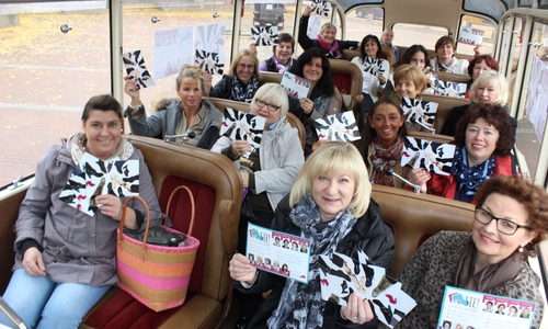 Die Goslarer Ratsfrauen haben am Samstag eine Tour durch Goslar gemacht, um für Frauen in der Politik zu werben. Mit einem Oldtimer ging es quer durchs Land. Fotos: Anke Donner 