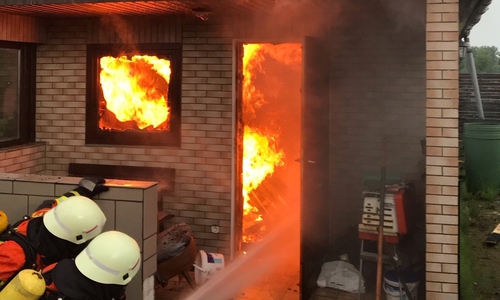 In Thune stand eine Gartenlaube in Vollbrand. Die Explosion einer Gasflasche konnte verhindert werden. Fotos: Feuerwehr