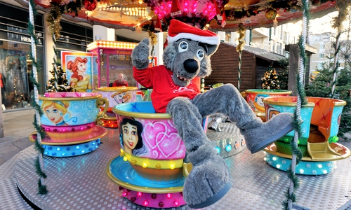 Lucas Lupino ist am 22. Dezember von 16 bis 18 Uhr auf dem Hugo-Bork-Platz zu Gast und verteilt in bester Weihnachtsstimmung Leckereien an die Kinder. Foto: WMG Wolfsburg