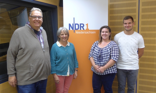 Von links: Moderator Michael Thürnau und der Besuch vom Waldkindergarten Gaby Garley, Simone Naarmann-Kiene und Paul Pukropski gestalteten heute die Plattenkiste. Foto: NDR 1