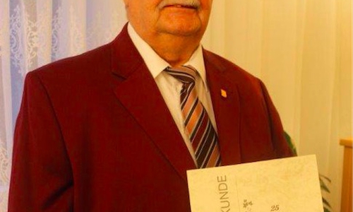 Werner Hoffmann mit der Ehrenurkunde. Foto: Privat