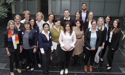 Die Teilnehmerinnen des Seminars mit ihren Coaches

Foto: Koordinierungsstelle Frau und WIrtschaft