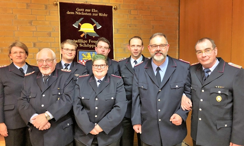 Von links: Britta Röper, Eberhard Groß, Marvin Lagemann, Samira Kohnert, Daniel Löwen, Holger Smoczyk, Matthias Röper und Erberhart Weber. Foto: Feuerwehr