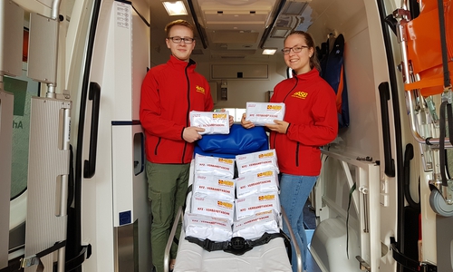 Bennet Clark und Lea-Sophie Kleiber präsentieren die KFZ-Verbandtaschen. Foto: ASB Peine