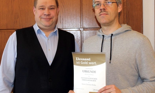 Christian Bottke (re.) erhält die Ehrenamtskarte samt Urkunde von Bürgermeister Wittich Schobert. Foto: Stadt Helmstedt