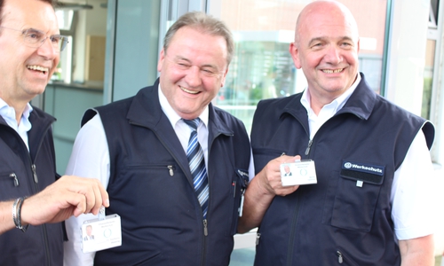 Personalvorstand Dr. Karlheinz Blessing und Betriebsratsvorsitzender Bernd Osterloh hatten beim Einlösen ihres Wetteinsatzes jede Menge Spaß. Foto/Video: Nino Milizia