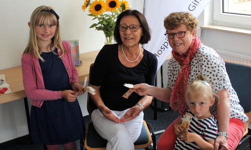 Frau Erika Lüder und ihre Enkeltöchter Lea (links) und Jette (rechts) überbrachten der Hospizarbeit Gifhorn e.V. eine Spende in Höhe von 1.000 Euro. Foto: Hospizarbeit Gifhorn e.V.