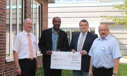Das Städtische Klinikum spendet 1.000 Euro an den Verein "Heart for Ethiopia". Von links: Klaus Salge, Verwaltungsdirektor, Dr. Kifle Tondo, Heart for Ethiopia e. V., Axel Burghardt, Geschäftsführer, Ralf Harmel, Pflegedirektor Foto: Privat