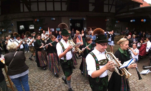 Der Einzug der Musikkapelle "Alpengruß Buching" beim Hoffest des CDU Kreisverbandes in Werlaburgdorf. Foto: Werner Heise