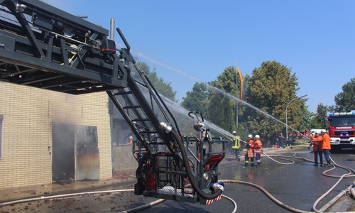 In einem Doppelhaus in Barnstorf in der Samtgemeinde Elm-Asse war ein Feuer ausgebrochen. 133 Einsatzkräfte waren vor Ort. Foto: Jan Borner