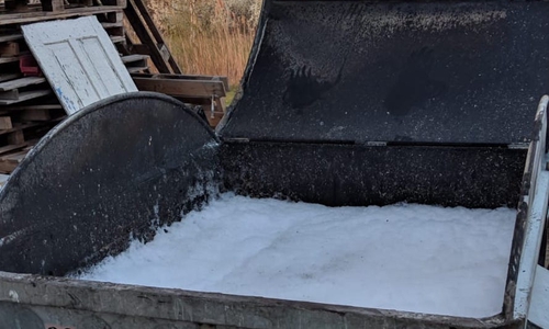 Der Müllbehälter wurde mit Schaum geflutet. Foto: Feuerwehr Helmstedt