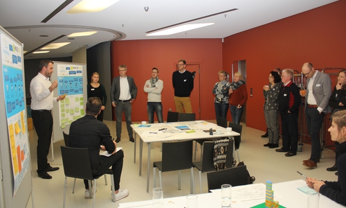 Fachexperten stellen anderen Workshop-Teilnehmern ihre Ideen für ein Geschäftsmodell vor. Foto: Stadt Wolfsburg