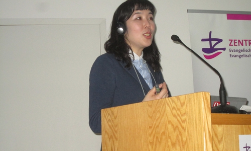 Mako Oshidori bei ihrem Vortrag in der Ev. Akademie Arnoldshain im März 2015. Foto: Privat
