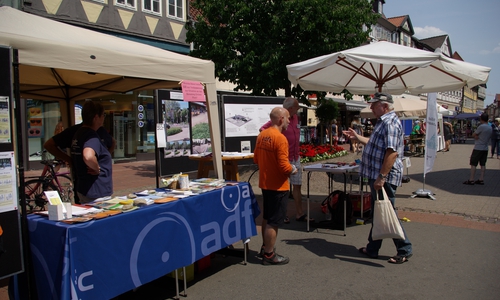 Auf dem Wolfenbütteler Umweltmarkt wurde zum Thema "Gefährdung von Fußgängern und Radfahrern an Kreuzungen" gesprochen. Foto: ADFC