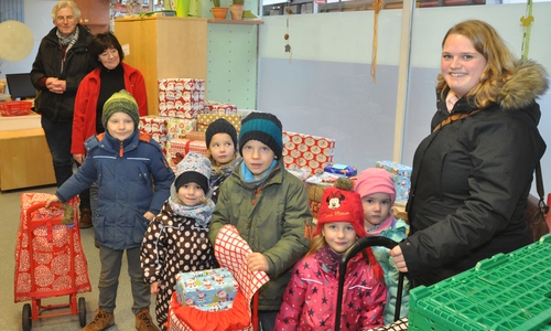 Die Kinder des Kindergartens Kilindum haben mit Larissa Hettich (rechts) die Geschenke für Tafel-Kinder mitgebracht. Horst Rimke (von links) und Juliane Liersch freuen sich über die Spende. Foto: DRK