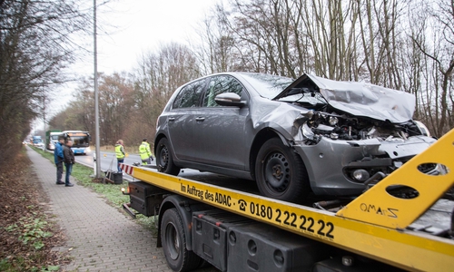 Die beteiligten Fahrzeuge wurden abgeschleppt. Foto: Rudolf Karliczek