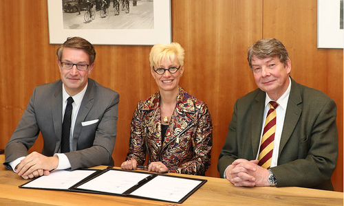 v.l.n.r.: Gerold Leppa, Wirtschaftsdezernent der Stadt Braunschweig und Geschäftsführer der Braunschweig Zukunft GmbH, Professorin Anke Kaysser-Pyzalla, Präsidentin der TU Braunschweig, und Thomas Wetzel, Geschäftsführer der Wirtschafts- und Innovationsförderung Salzgitter GmbH, gaben gemeinsam den Startschuss zum Projekt „Regionales Innovationsscouting“. Foto: Kristina Rottig / TU Braunschweig