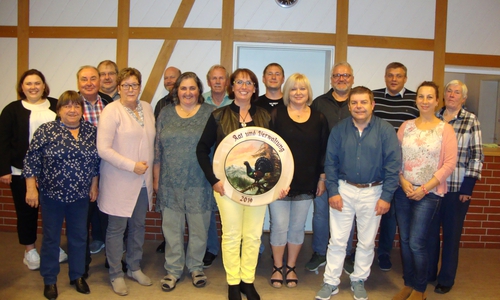 Mitglieder aus Stadtrat und Verwaltung gratulierten Andrea Föniger zum Gewinn der Schützenscheibe. Foto: privat