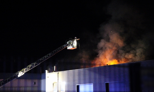 Ein Ausbreiten auf die Lagerhalle konnte verhindert werden. Fotos: Rudolf Karliczek