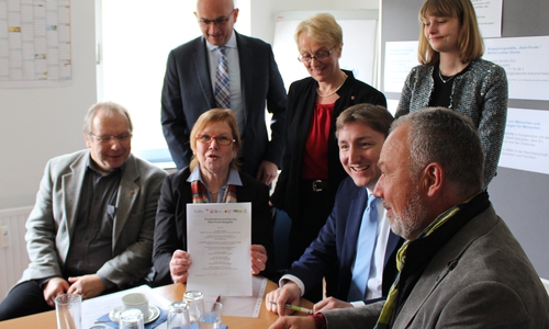 Die Beteiligten bei der Unterzeichnung des Kooperationsvertrages. Foto: Frederick Becker