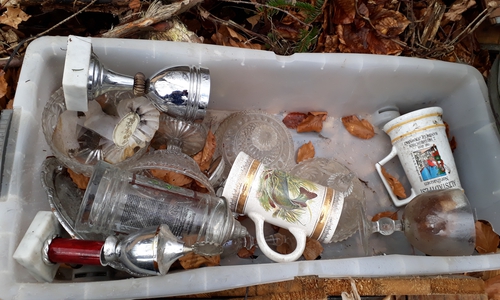 Zu dem illegalen Sperrmüll gehören unter anderem  Pokale und Bierseidel Fotos: Polizei