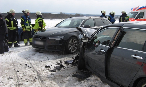 Auf der L295 kam es zu einem Unfall auf schneeglatter Straße. Fotos: Feuerwehr Flechtorf