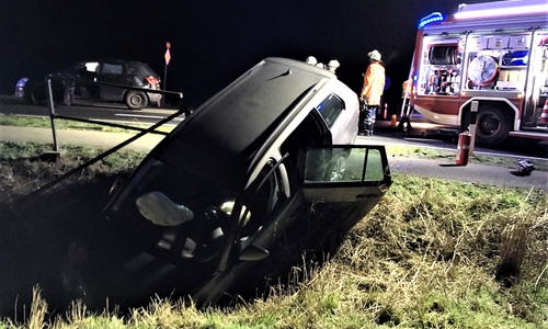 Eines der Fahrzeuge landete im Straßengraben. Fotos: Stefan Segger