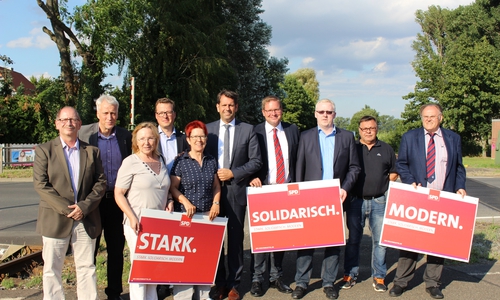 Niedersächsischer Minister für Wirtschaft, Arbeit und Verkehr Olaf Lies (sechster von links), SPD-Landtagsabgeordneter Marcus Bosse sowie weitere Vertreter der SPD am alten Bahnhof in Wendessen. Foto: Max Förster