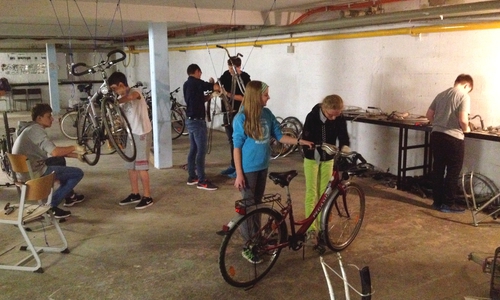 Schüler arbeiten in der Werkstatt der FahrRad AG. Foto: THG
