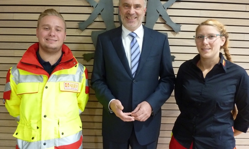 Marvin Schmidt (von links), Erster Kreisrat Henning Heiß, Swaantje Scholwien. Foto: Landkreis Peine