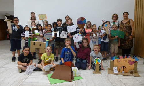 Die Klasse 2b/c der Friedrich-von-Schiller Grundschule und Förderschule im Projekt "Ins Blaue" in den Kreativwerkstätten im Kulturwerk. Foto: Stadt Woflsburg