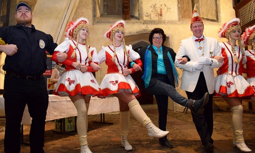 Renate Lucksch feiert mit Andreas Möller (4. und 5. von links) und den Jecken den Auftakt der Karnevalssaison. Foto: Stadt Goslar