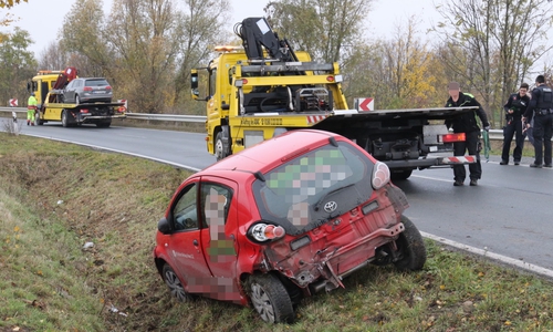 Beide Autos mussten abgeschleppt werden. Fotos: Rudolf Karliczek