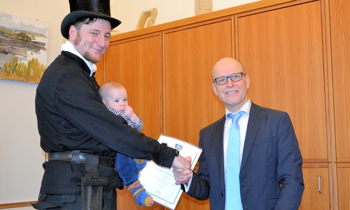 Herrn Multerer wird durch den Ersten Kreisrat, Herrn Hans-Werner Schlichting, die Bestallungsurkunde in einer feierlichen Stunde ausgehändigt.
Foto: Landkreis Helmstedt