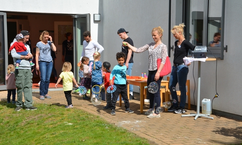 Kinder und Eltern hatten Spaß mit den Seifenblasen.  Fotos: Lebenshilfe 