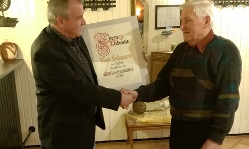 Steffen Reimann gratuliert Fred Schaare zur 60-jährigen Mitgliedschaft.  Foto: privat