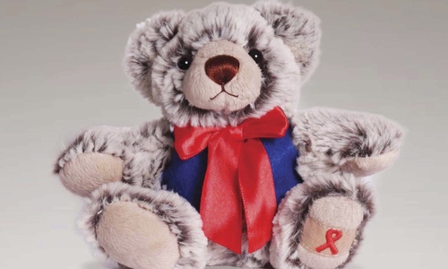 Der Solidaritätsteddy sucht ein neues zuhause: Die Kampagne "Bärenstark für die AIDS-Hilfe" ist zu einer großen Spendenaktion zum Welt-AIDS-Tag geworden. Die durch den Verkauf der  Solidaritätsbärchen erzielten Erlöse kommen vollständig der AIDS-Hilfe zugute. Foto: Braunschweiger AIDS-Hilfe e.V.