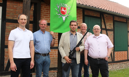Von links: Dr. Ulrich Steinmeier von der Heeseberg Biogasstiftung, erster Vorsitzender Hegering 6 Christoph Homann, Vorsitzender des Kulturvereins Phillip Ralphs, Vorsitzender der Jagdgenossenschaft Philipp Bosse und Bürgermeister Mark-Henry Spindler. Foto: Gemeinderat Jerxheim