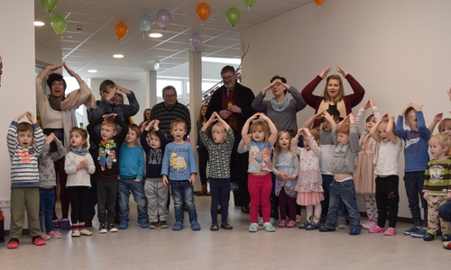 Die Kita-Kinder haben zur Einweihung ein Lied gedichtet. Angefangen mit „Du hast uns
deine Welt geschenkt, Kita am EFZN“ schließen die Kleinen mit einem lautstarken Bekenntnis: „Wir bleiben hier!“ Fotos: Stadt Goslar