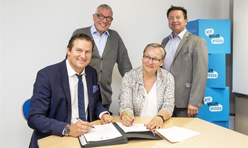 Verfolgen eine gemeinsame Gesamtstrategie für eine digitale Wolfsburger Bildungslandschaft: von links: Torsten Glaser, Niedersächsische Landesschulbehörde, Andreas Strutz, Volkswagen AG, Bildungsdezernentin Iris Bothe und Oliver Syring von der Wolfsburg AG. Foto: Stadt Wolfsburg