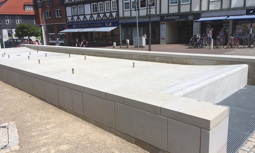 Seit Dienstag ist kein Wasser mehr im Brunnen an der Okerstraße. Foto: Alexander Dontschff
