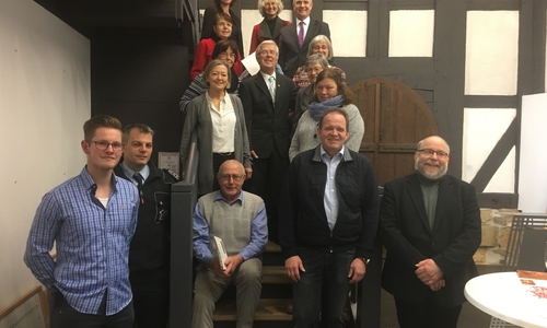 Zwölf Empfänger der Ehrenamtskarte folgten der Einladung von Landrat Thomas Brych und Marion Bergholz ins Mönchhaus. Foto: Landkreis Goslar